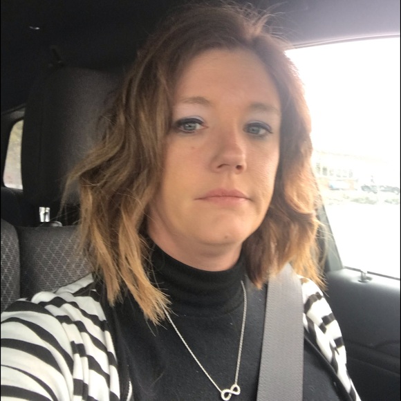 Meet your Posher, Patty. Welcome to offers/trades - Picture 2 of 2